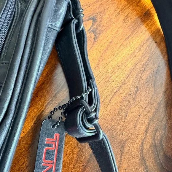 RARE! TUMI black Napa leather crossbody bag w/adjustable shoulder strap. - Picture 5 of 9